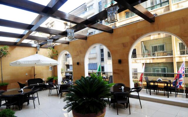 Queen's Suite Hotel