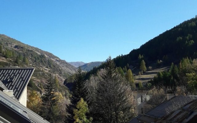 Studio in Aiguilles, With Wonderful Mountain View and Wifi - 5 km From
