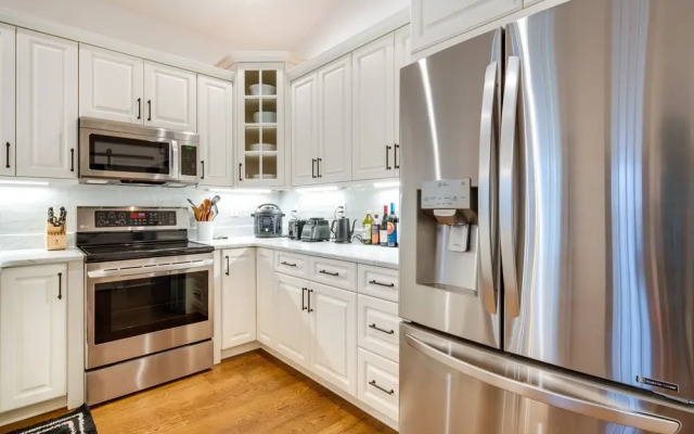Candler Cottage w/ Mountain Views & Deck