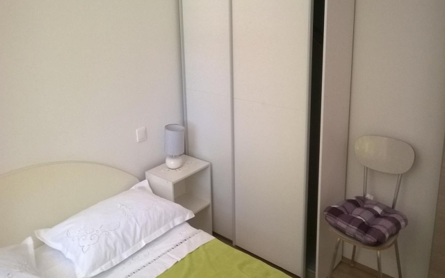 Apartment Tom - 500 m from sea: A1 Omis, Riviera Omis