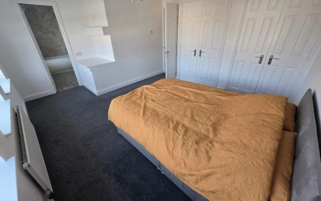 Spacious Central Home - Sleeps 7, Garden & Parking