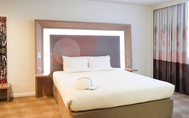 Novotel London Brentford - Image 7