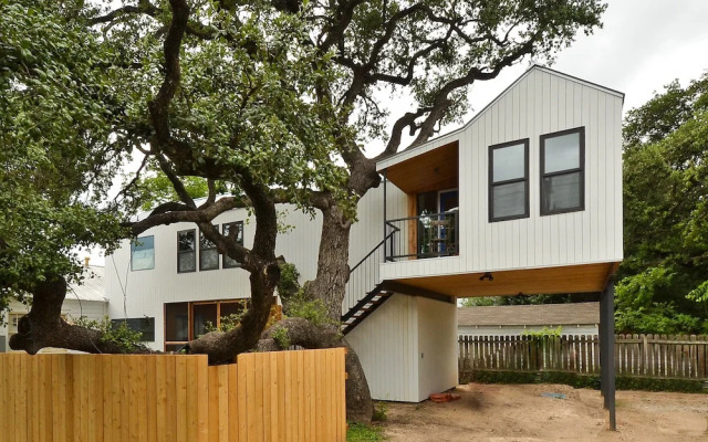 1BR SoCo Treehouse Studio by RedAwning