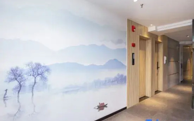 Qingmu Hotel (Nanjing Zhujiang Road Floating Bridge Subway Station)