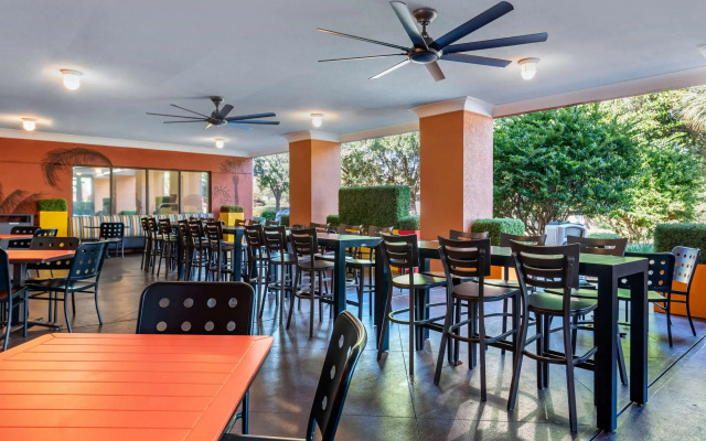 Comfort Inn & Suites Near Universal Orlando Resort - Convention Ctr