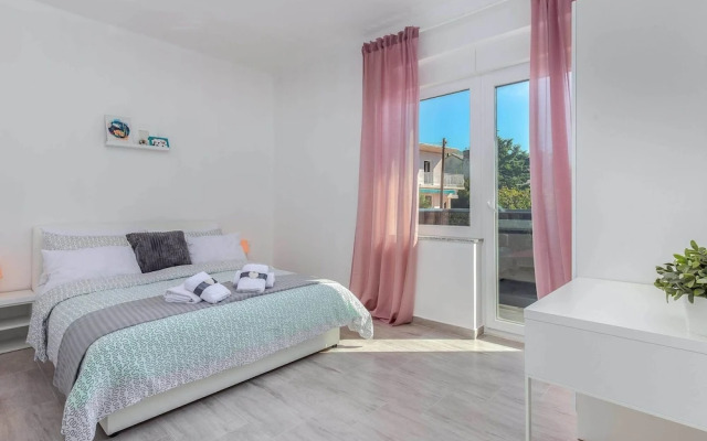 Gorgeous Home With Swimming Pool, Hot Tub & Sea View