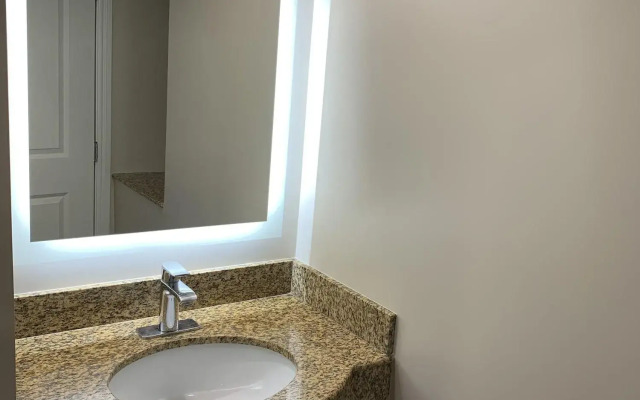 Walnut Inn & Suites West Covina