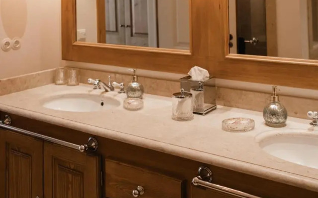 Suites by Bella Vista - Historic Guesthouse