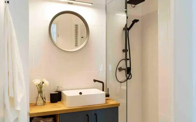 Bright 2BR Apartment - Top Location - City Balcony