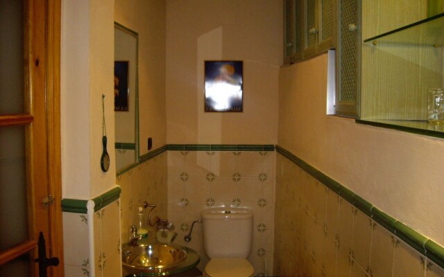 La Casita con jardín frente a la cascada