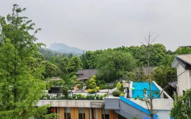Liuhe Bisu Hot Spring Hotel (Qingcheng Mountain store)
