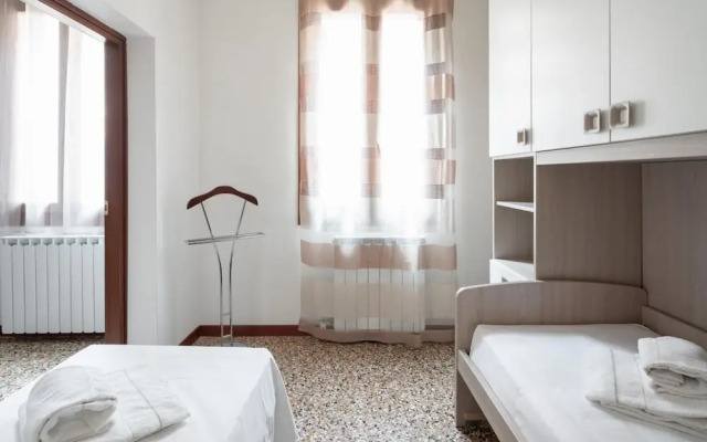 Venice Grand Canal Style Apt 3 by Wonderful Italy