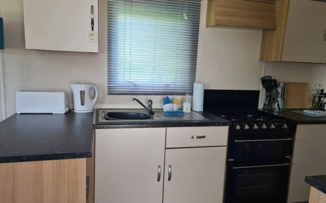 2 Bed Lodge - Sleeps 5 - Parking - Pets - Wifi