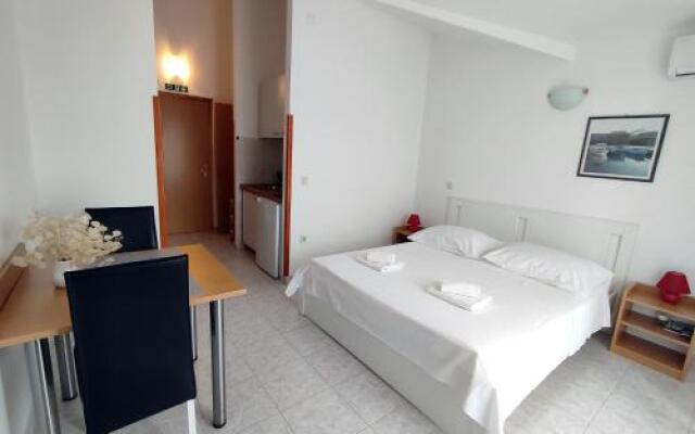Apartments and Rooms Saric