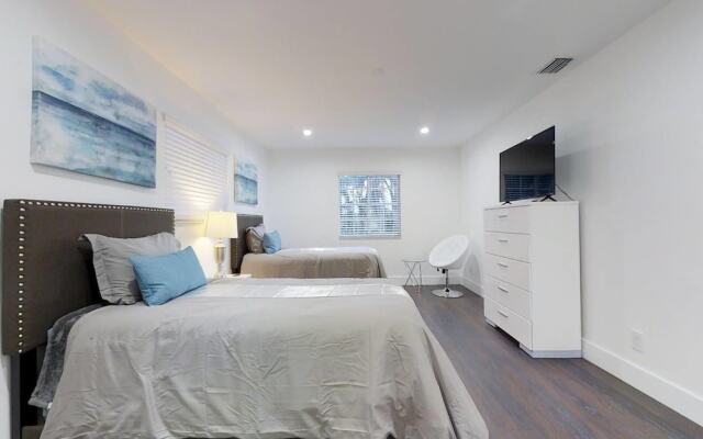 Beautiful Hollywood Beach 4 BR Home W Heated Pool