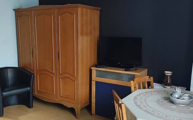 Room in Guest Room - Large Private Room D in Brucelles