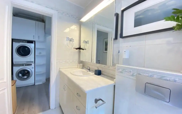Flat With Bosphorus View and Backyard in Uskudar
