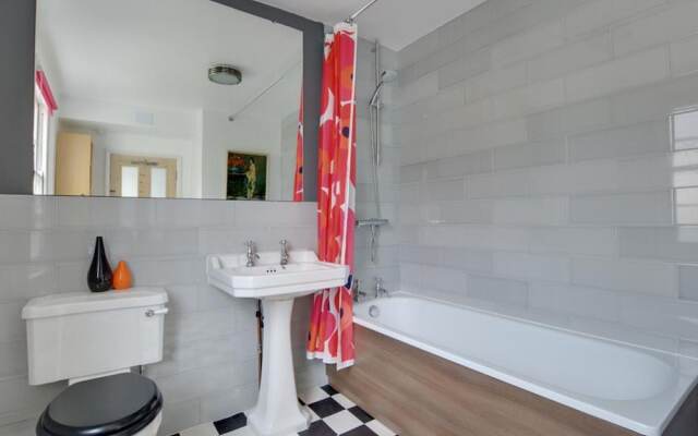 Light and Spacious Cottage, Located in the Pleasant Centre of Brighton