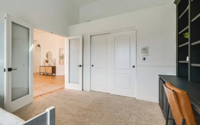 Pool Table, Putting Green: Luxury Oasis in Mesa