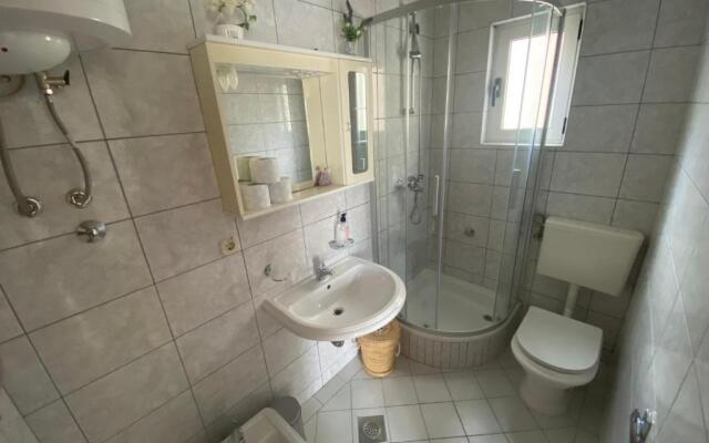 Apartment and room Marin Makarska