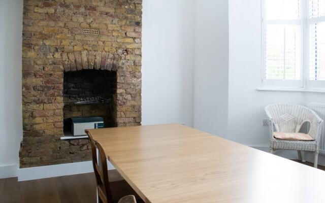 Modern 1 Bed 2-storey Flat in Clapton