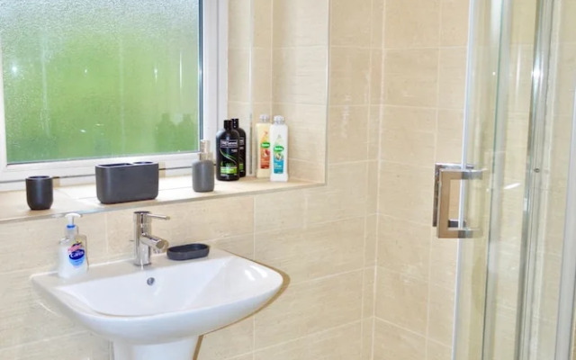 Spacious and Light 3 Bedroom Flat in Scenic Canonmills