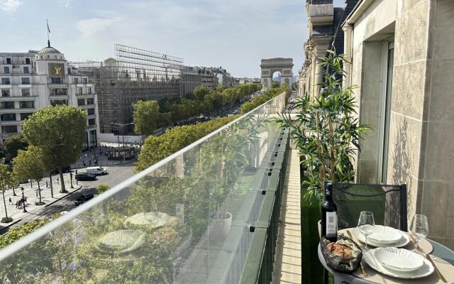 1610B - Stunning studio with Champs Elysées Views!