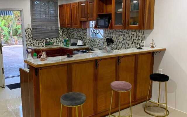 1 Bed Apartment - Sleeps 2 - Parking - Wifi