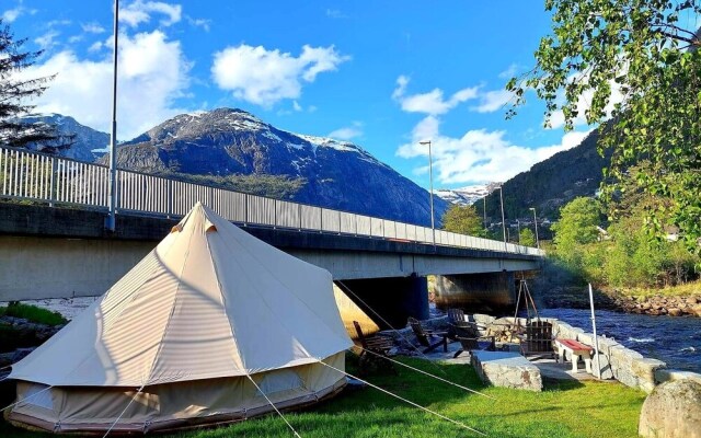 Eidfjord Riverside Apartments & Glamping