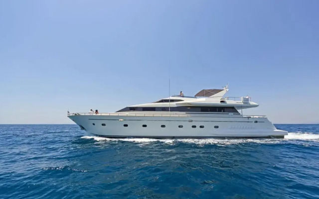 Falcon superyacht 100ft