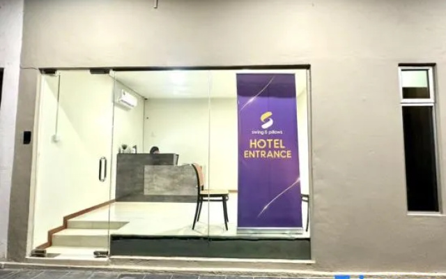 Swing & Pillows @ Salak Tinggi KLIA Transit 【Late Check Out + Open 24 Hour】 — hotel in Sepang