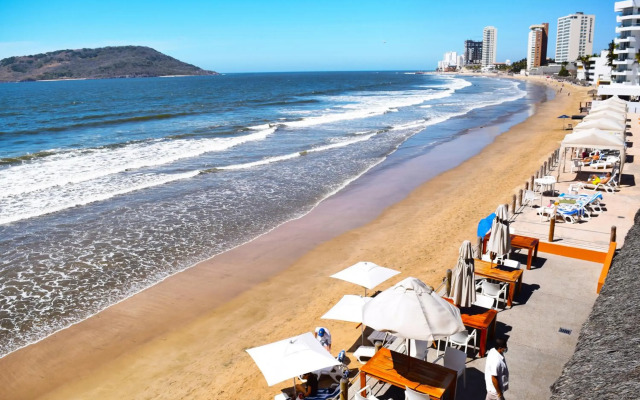 Costa De Oro Beach Hotel