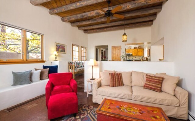 Old Santa Fe Trail - Walk Everywhere, Kiva Fireplace, Amazing Natural Light