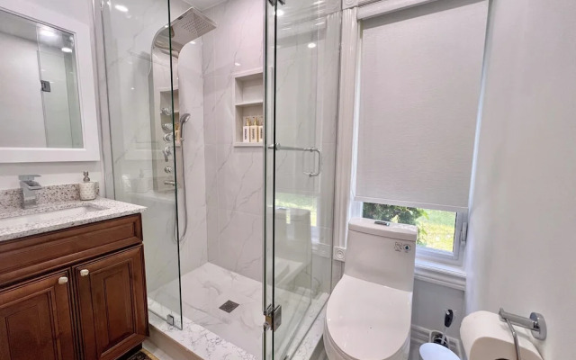 Cozy Home Near Transit & Hillcrest Mall with Free Parking
