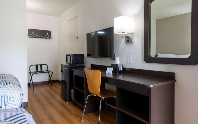 Motel 6 Lufkin, TX