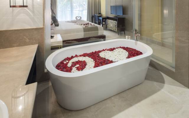 Jambuluwuk Oceano Seminyak Hotel