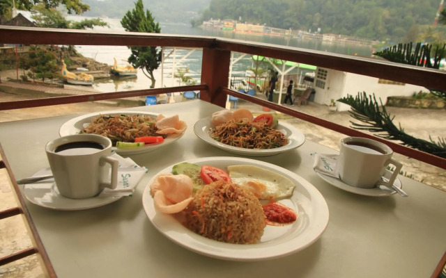 Pandu Lakeside Hotel Parapat - Toba Lake