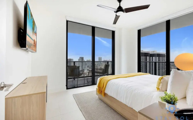Downtown 2BR Oasis Pool Gym Balcony Views