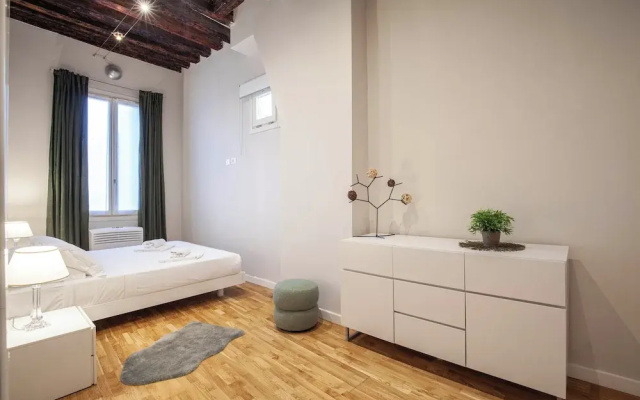 San Polo Apartment with Balcony