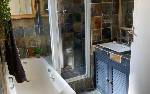 Lovely, spacious 1 bedroom rental and free parking