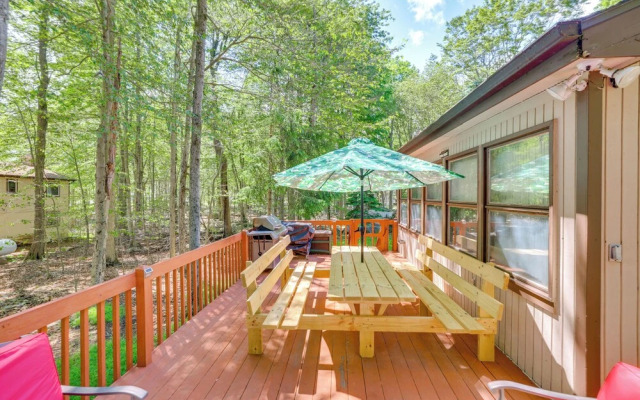 Tobyhanna Retreat w/ Deck, Pool + Lake Access!