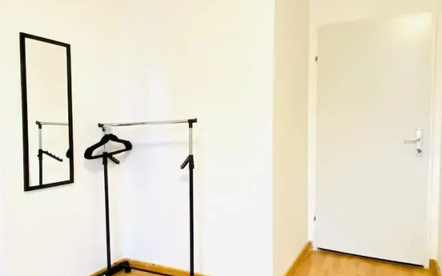 Stylish Shared 3-Bedroom Stay Near City
