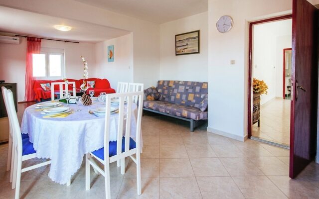 Spacious Apartment with Terrace in Banj
