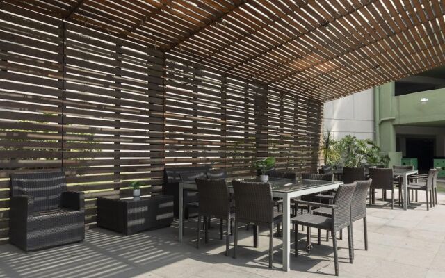 Sunny and Spacious PH Near Santafe Shopping Mall