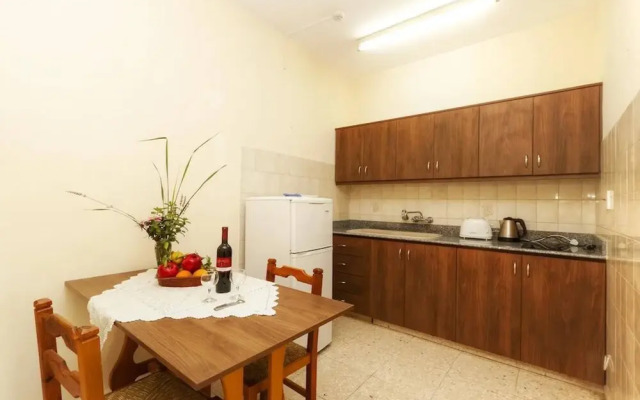 Room-studio in Polis - Just 800 m From t