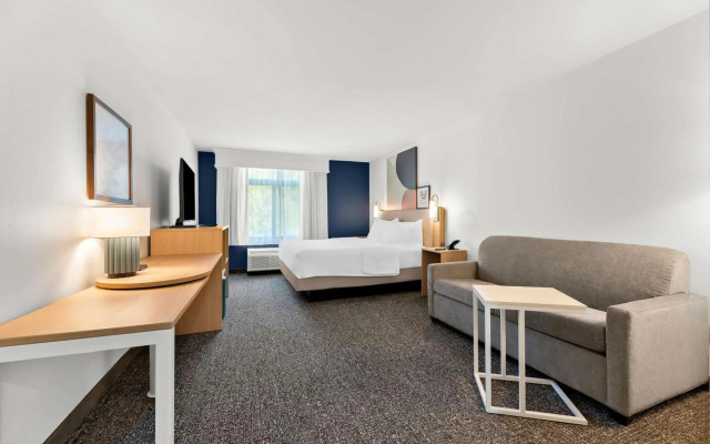 Spark by Hilton Tupelo