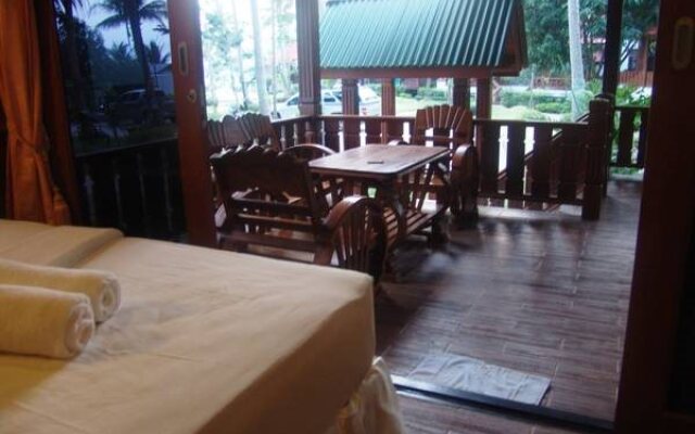 Mac's Bay Resort