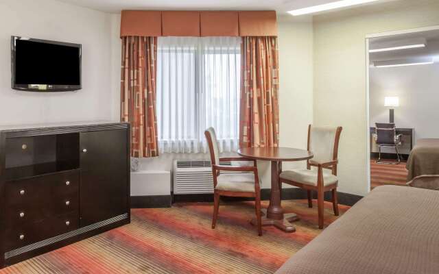 Howard Johnson Hotel by Wyndham Newark Airport