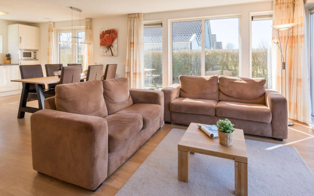 Charming Villa by the Water