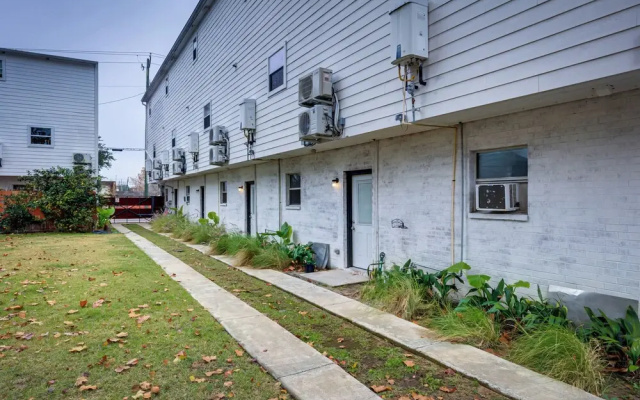 Game Room w/ Pool Table! Downtown Mobile Condo